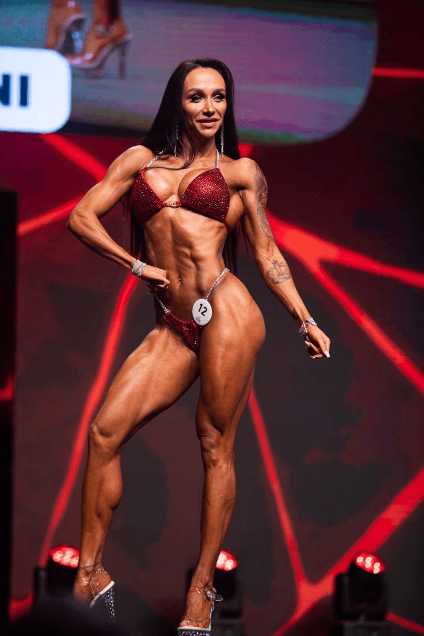 Violetta Kolunova fitness bikini uz skatuves