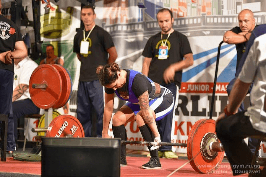 Violetta Kolunova spēka trīscīņas sacensībās